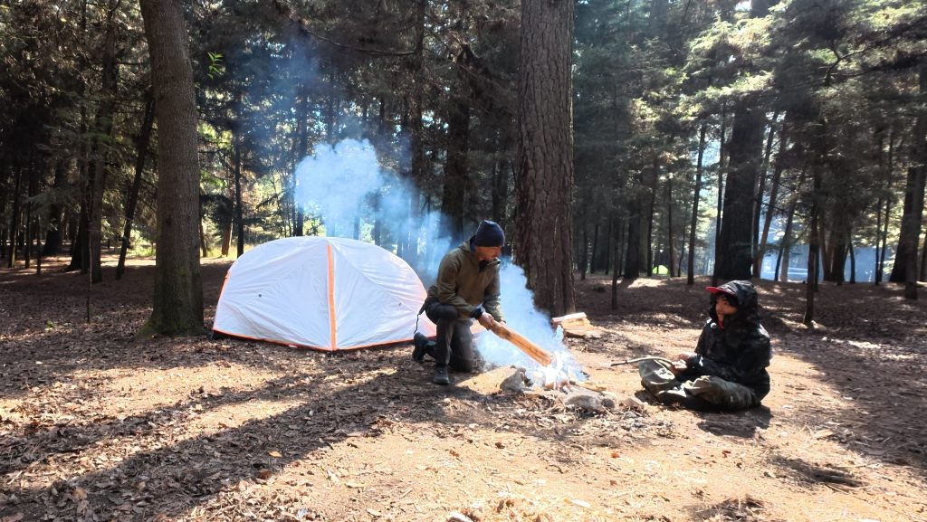 Guía de Campismo y Bushcraft para Niños: La Aventura de Hugo&nbsp;🌲🔥